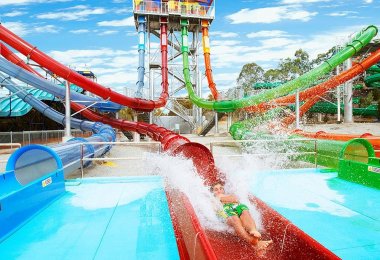 Wet 'n' Wild slides them park Wet 'n' Wild slides them park